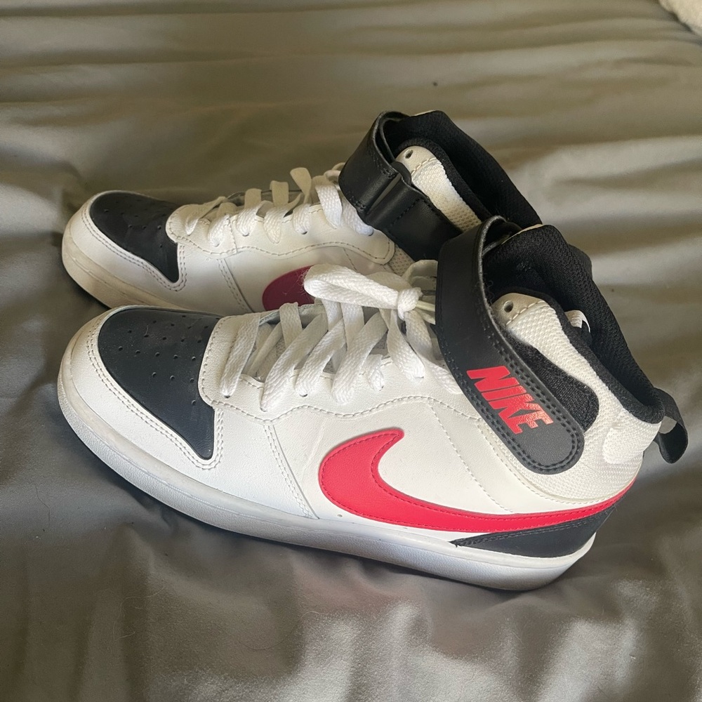 NIKE court Borough. Mid 2. 
White University Red 
Size 4Y women 5